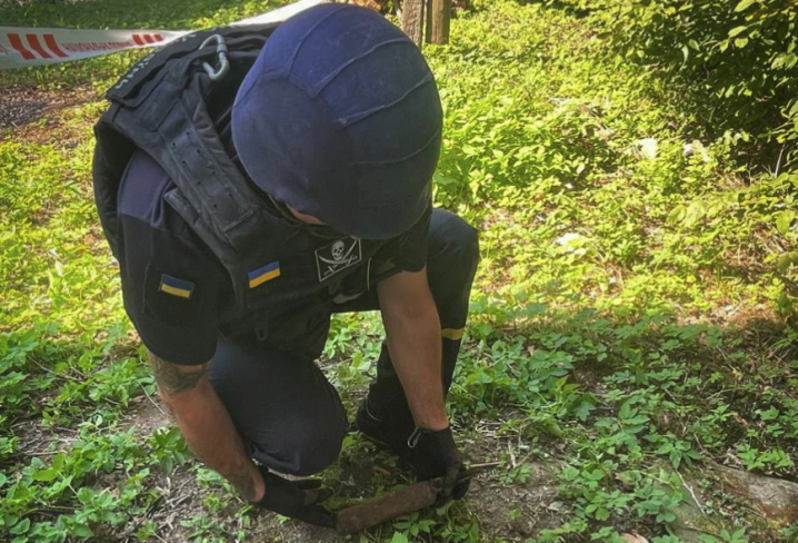 У Вижницькому районі піротехніки знищили авіабомбу часів Другої світової війни