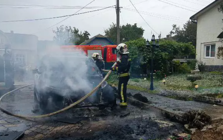 У Кліводині в дворі будинку згорів вщент позашляховик