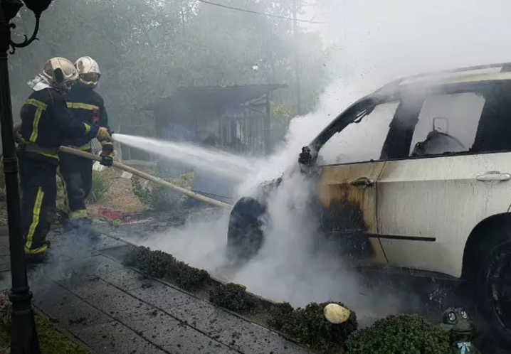 У Кліводині в дворі будинку згорів вщент позашляховик