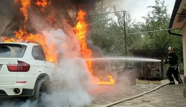 У Кліводині в дворі будинку згорів вщент позашляховик