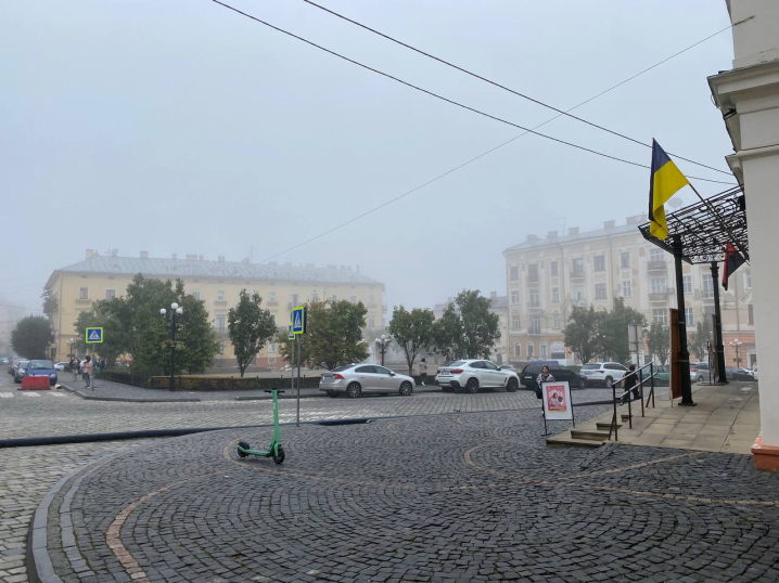 Чернівці накрив туман, температура повітря +16