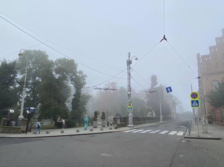 Чернівці накрив туман, температура повітря +16