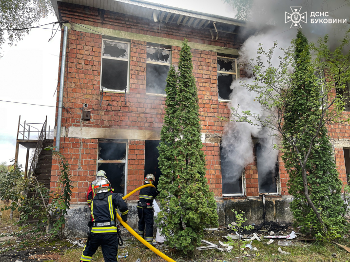 У Чернівцях палала закинута будівля неподалік тролейбусного депо: подробиці