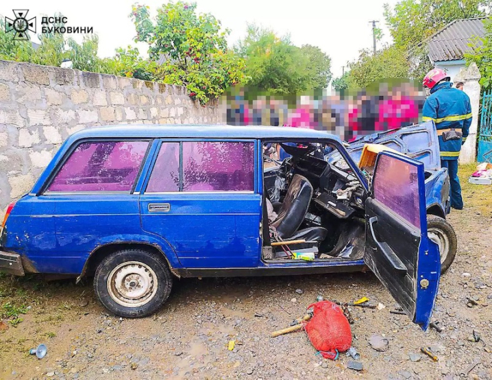 Надзвичайники показали, як вирізали загиблого водія з понівеченої автівки в Кулішівці