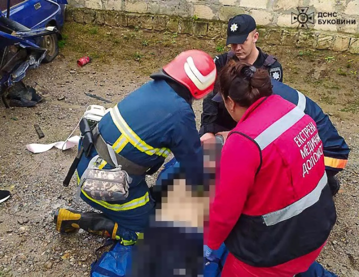 Надзвичайники показали, як вирізали загиблого водія з понівеченої автівки в Кулішівці