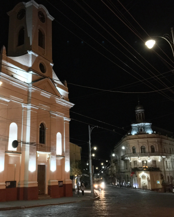 На вулиці Головній у Чернівцях відновили підсвітку історичних споруд