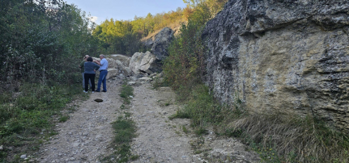 У Вікнянській громаді обвалилася скеля і перегородила місцевим дорогу