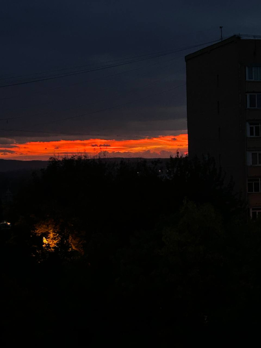 Жителі Чернівців діляться вражаючими фото вогняного заходу сонця