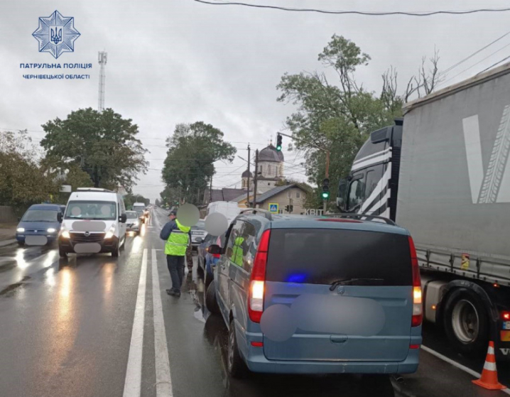 Врізалися три автівки: у селі під Чернівцями ускладнений рух транспорту