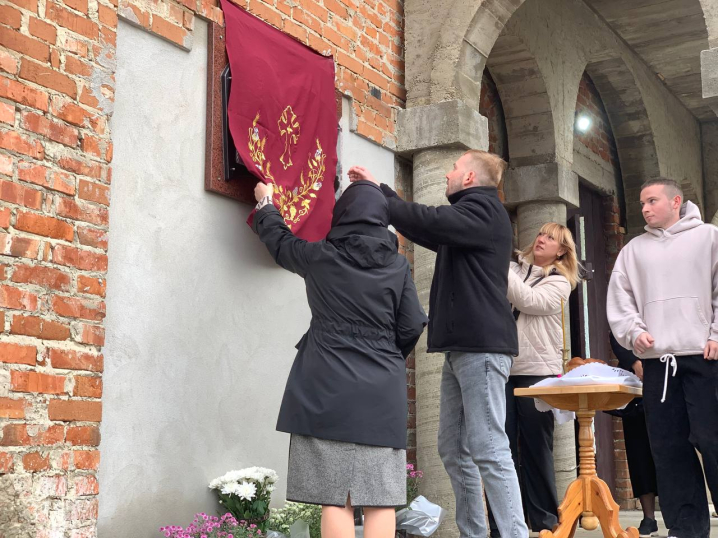 У Садгорі відкрили меморіальну дошку  загиблому захиснику і відомому краєзнавцю Дмитру Сірману