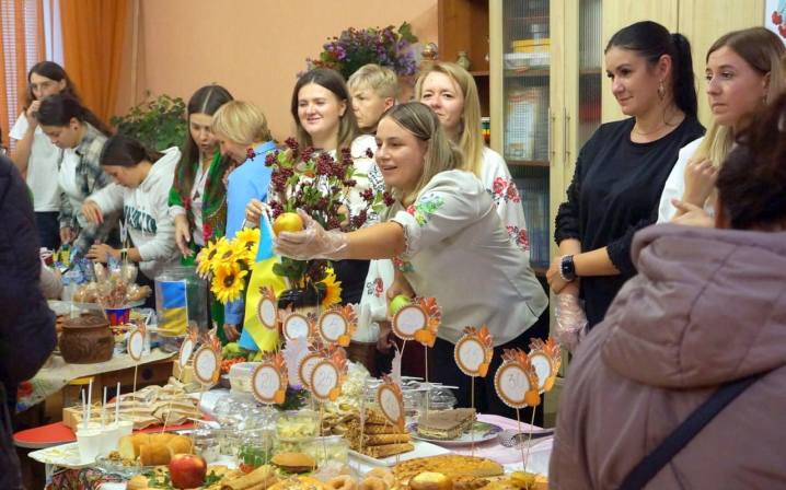 У Новодністровську в дитсадку провели ярмарок: зібрали для захисників понад 40 тис. грн