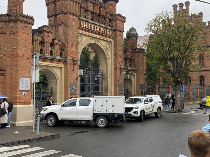 Правоохоронці перевіряють інформацію про замінування центрального корпусу ЧНУ