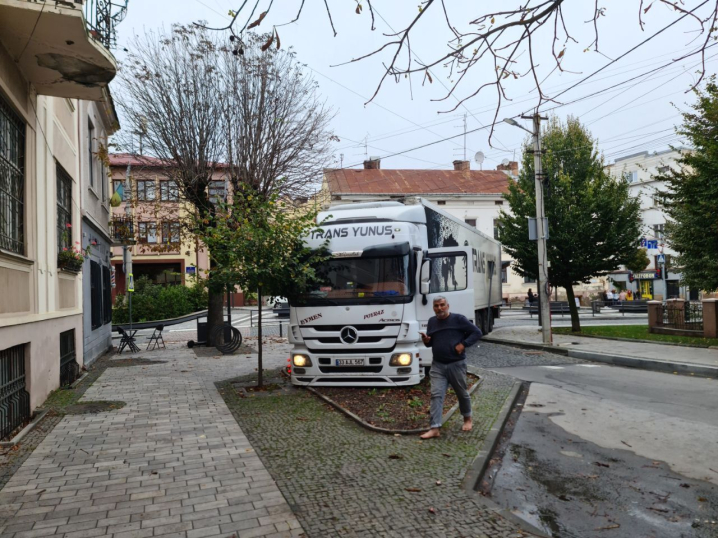 У мережі дивуються як фура потрапила в центр Чернівців: водій-іноземець перекрив рух на кілька годин