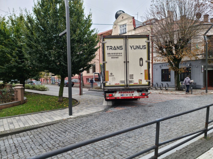 У мережі дивуються як фура потрапила в центр Чернівців: водій-іноземець перекрив рух на кілька годин