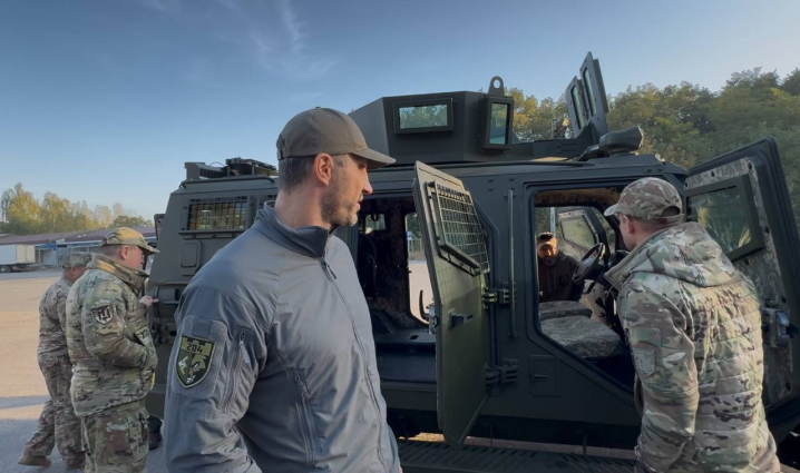 Віталій Кличко: Мій брат Володимир відвіз на Донецький напрямок допомогу – броньовик, дрони, системи РЕБ