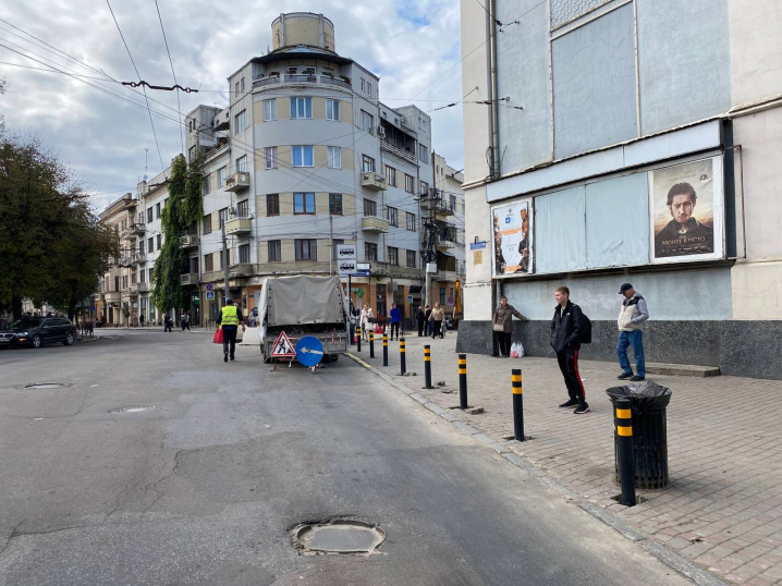 Біля кінотеатру «Чернівці» в центрі встановили обмежувальні стовпчики