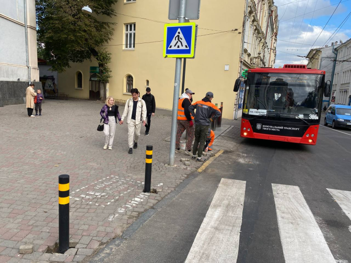 Біля кінотеатру «Чернівці» в центрі встановили обмежувальні стовпчики