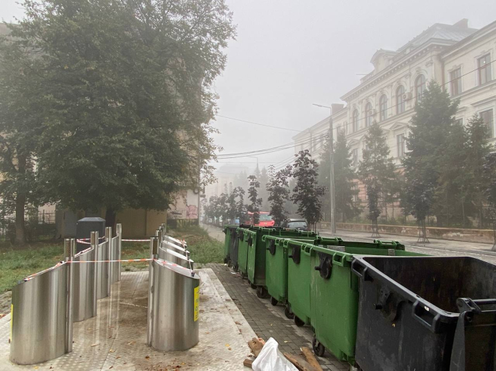 У Чернівцях не працює підземний майданчик на вулиці Жуковського, там встановили звичайні смітники