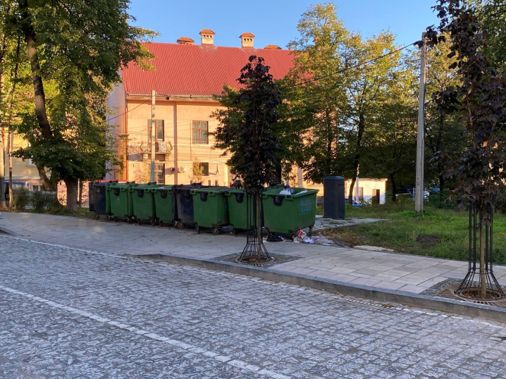 У Чернівцях не працює підземний майданчик на вулиці Жуковського, там встановили звичайні смітники