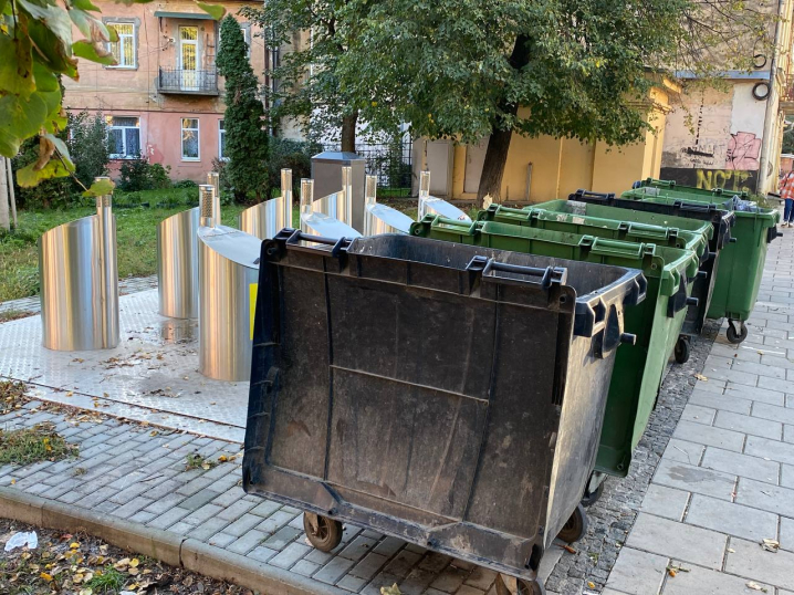 У Чернівцях не працює підземний майданчик на вулиці Жуковського, там встановили звичайні смітники