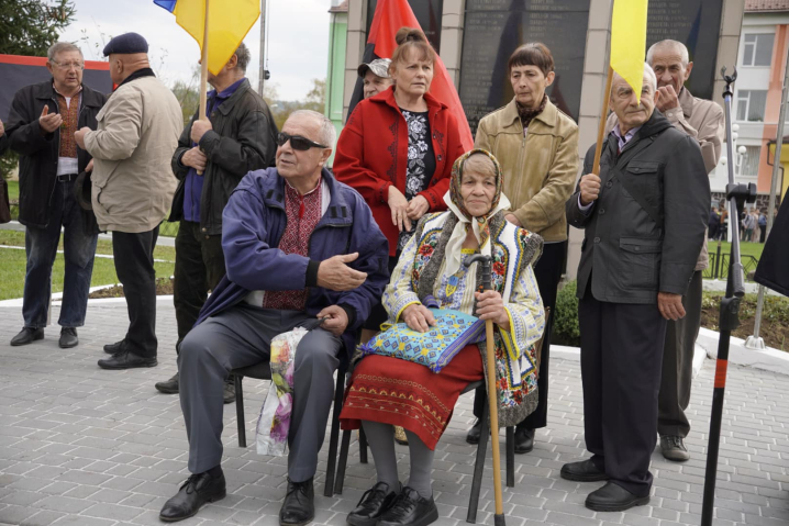 У Мамаївській громаді встановили пам'ятну дошку оунівцю Євгену Купчанці