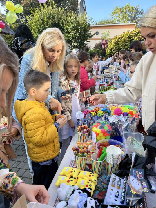 Учні чернівецького ліцею №9 зібрали чверть мільйона для ЗСУ на благодійному ярмарку 