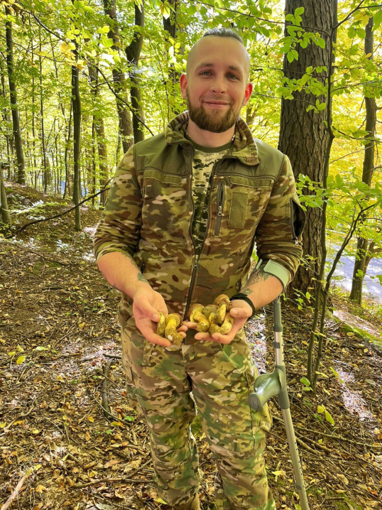 «Мандротерапія» на Буковині: для поранених воїнів організували похід по гриби