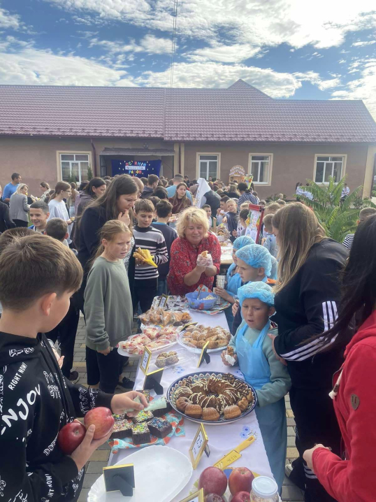 Майже 55 тис. грн зібрали для ЗСУ на благодійному ярмарку у Сокирянському ліцеї