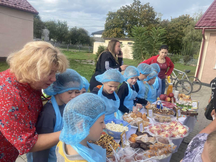 Майже 55 тис. грн зібрали для ЗСУ на благодійному ярмарку у Сокирянському ліцеї