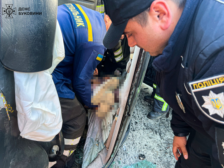 На Буковині рятувальники деблокували водійку, яку затисло у перекинутому авто