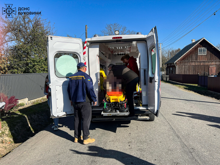 На Буковині рятувальники деблокували водійку, яку затисло у перекинутому авто