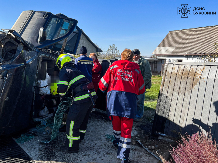 На Буковині рятувальники деблокували водійку, яку затисло у перекинутому авто