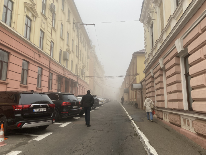 Чернівці знову зранку накрив туман: синоптики прогнозують +13 протягом дня