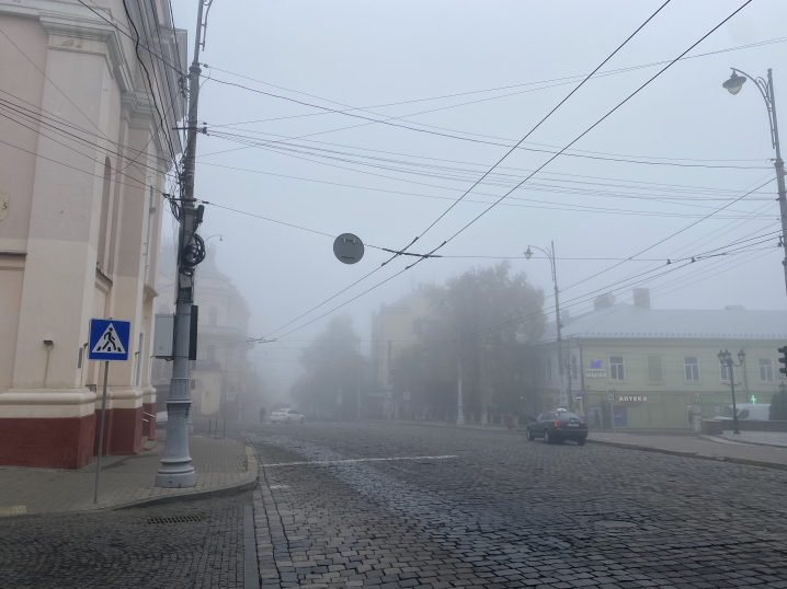 Чернівці знову зранку накрив туман: синоптики прогнозують +13 протягом дня