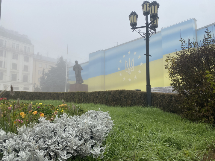 Чернівці знову зранку накрив туман: синоптики прогнозують +13 протягом дня