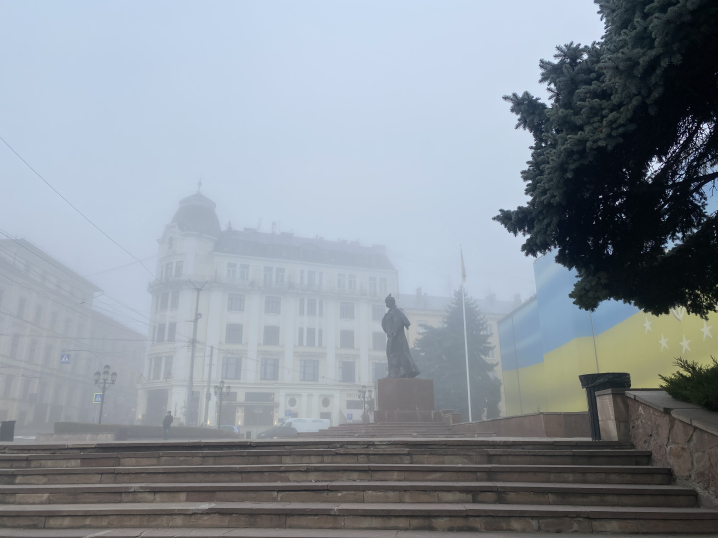 Чернівці знову зранку накрив туман: синоптики прогнозують +13 протягом дня