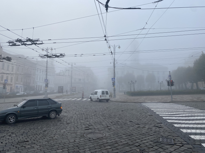 Чернівці знову зранку накрив туман: синоптики прогнозують +13 протягом дня