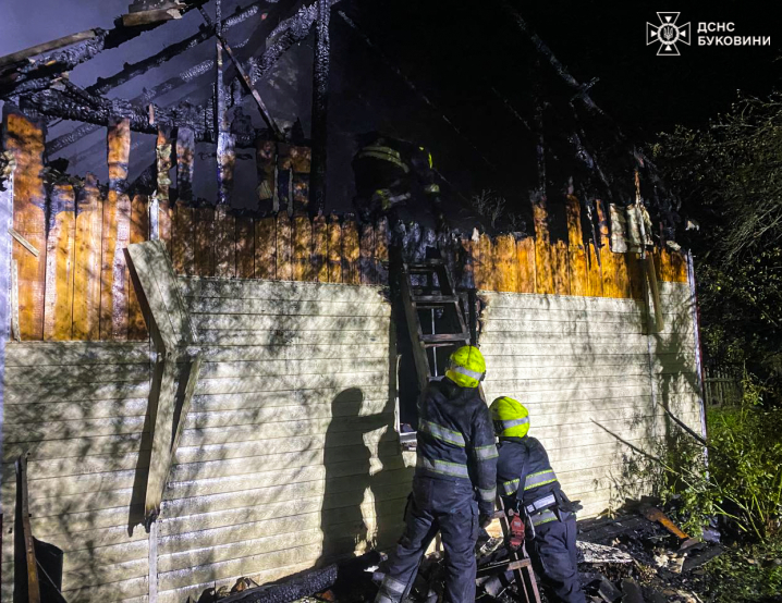 На Буковині згоріли два житлових будинки, які побудовані поряд: площа пожежі 300 кв. м