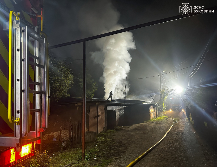 На Буковині згоріли два житлових будинки, які побудовані поряд: площа пожежі 300 кв. м