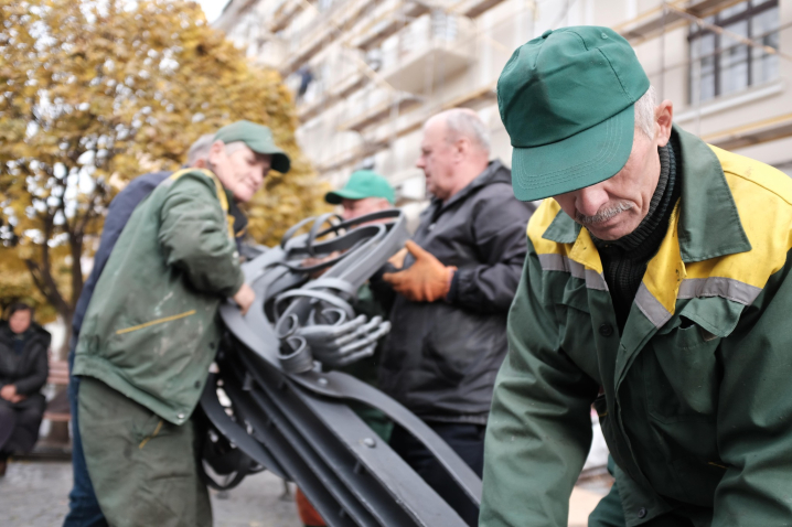 У Чернівцях на вулиці Кобилянської демонтували ковану скульптуру двірника