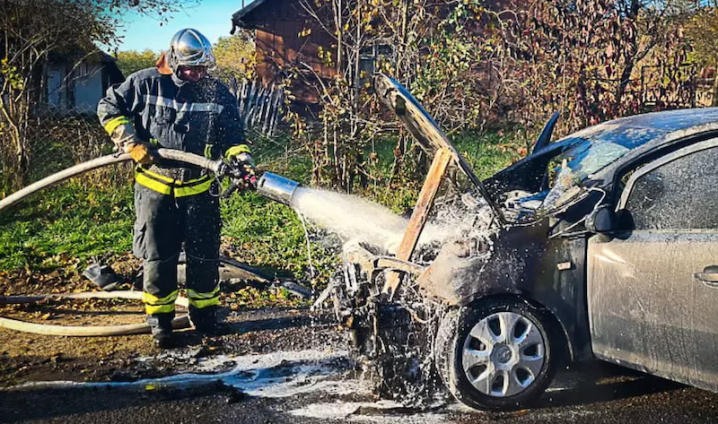 В селі Ошихліби під час руху спалахнула автівка