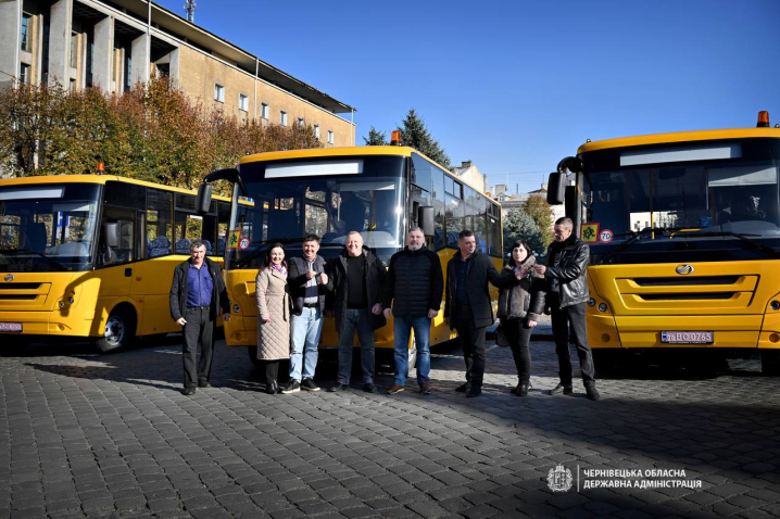 Громадам Буковини передали ще 3 шкільних автобуси