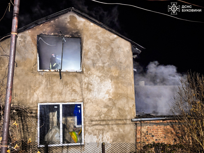 У Чернівцях через несправний димар ледь не згорів будинок