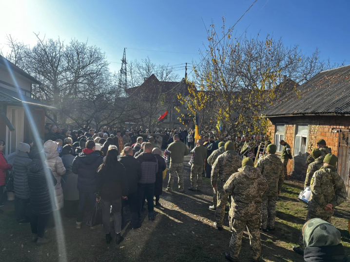 Чернівці попрощалися з військовим, старостою церкви Покрови Пресвятої Діви Марії Любомиром Ляльчуком