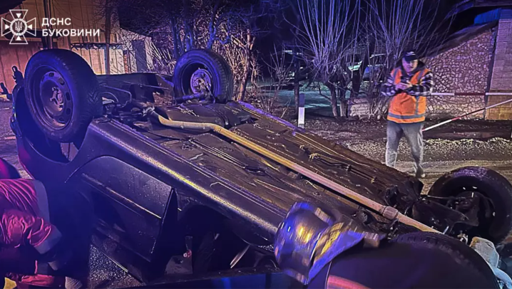 У Новоселиці перекинулася автівка: 72-річну водійку з салону діставали рятувальники