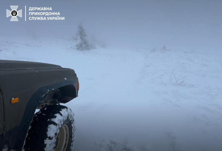 Карпати засипає снігом: прикордонники опублікували фото від яких віє морозом