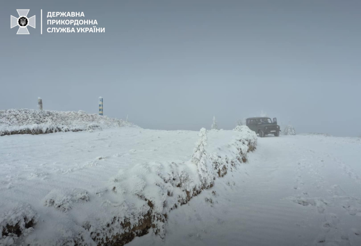 Карпати засипає снігом: прикордонники опублікували фото від яких віє морозом