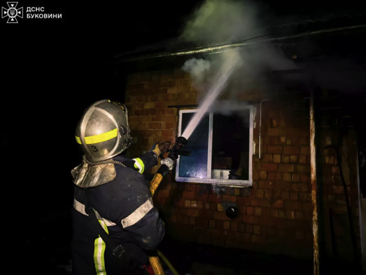 У Чернівцях пожежники врятували чоловіка, який самотужки намагався загасити вогонь