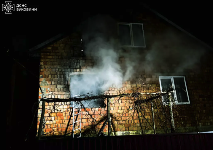 У Чернівцях пожежники врятували чоловіка, який самотужки намагався загасити вогонь