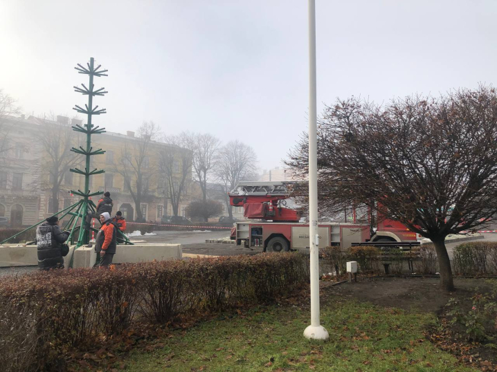 У Чернівцях на Соборній площі встановлюють новорічну ялинку